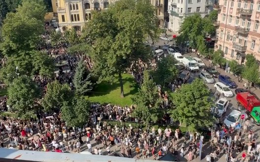 Люди продовжують приходити на площу Франка з вимогою перепризначити Федорова міністром оборони. ВIДЕО
