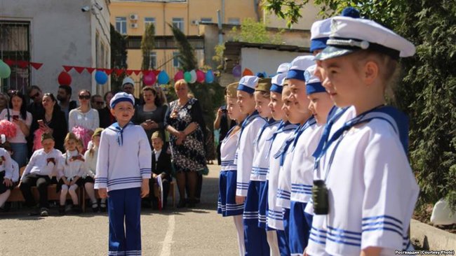 Окупанти в Севастополі прийняли військовий парад у дитсадку 01