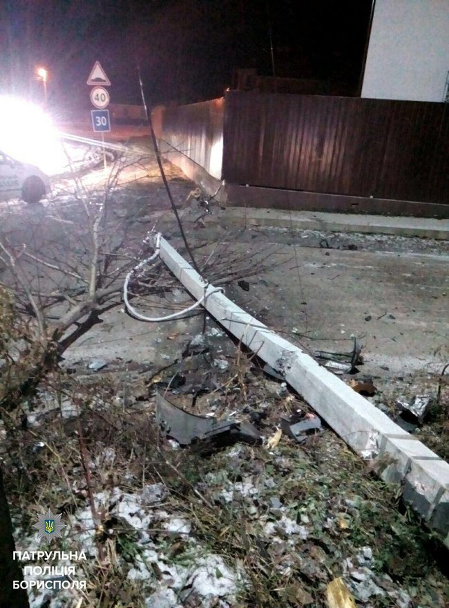Нетрезвая женщина на BMW сбила электроопору и дерево, пытаясь сбежать от патрульных на Киевщине, - полиция 02