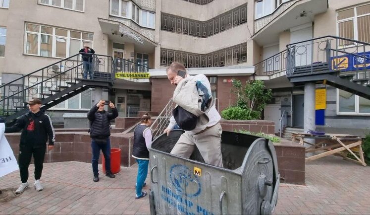 Бывшего депутата Чорновила облили зеленкой и мочой, и бросили в помойку из-за оскорблений в адрес девушки "Да Винчи" Михайловой. ВИДЕО