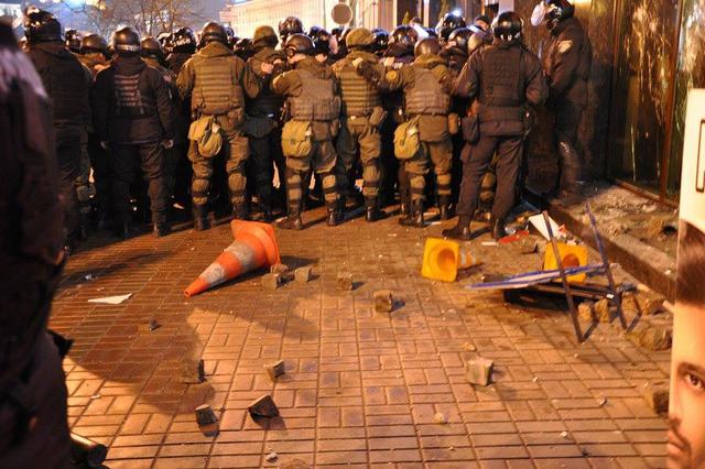 Добровольчий Рух ОУН на честь Дня українського добровольця закидав офіс компанії Ахметова і відділення Альфа-банку камінням (оновлено) 21