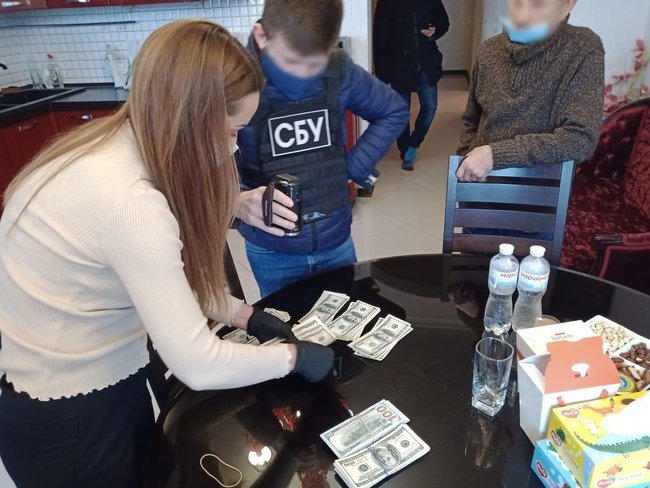 НАБУ совместно с СБУ задержало двух человек при даче взятки в $25 тыс. главе Госгеокадастра Лещенко 03