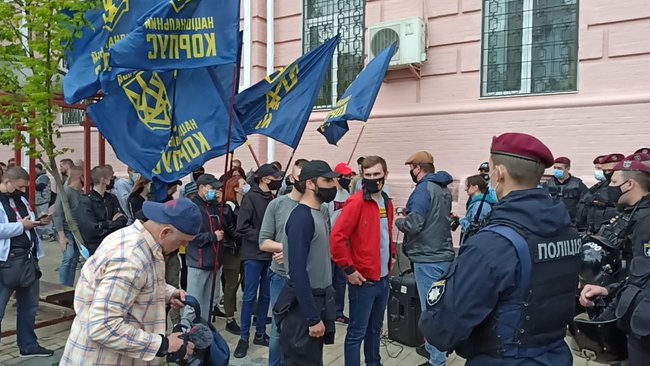 Поліція розділила тітушок і активістів, які пікетують суд щодо обрання запобіжного заходу Медведчуку 21