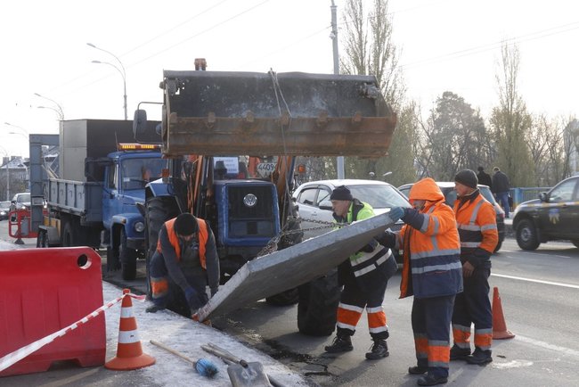 У мосту над Броварським проспектом у Києві утворився провал 03