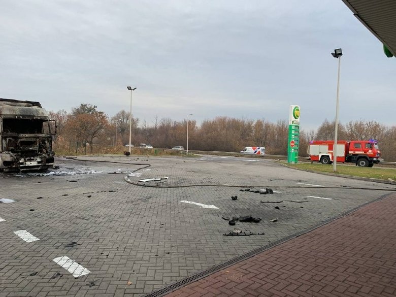 Пожежа після вибуху на автозаправці на Харківщині триває третю добу, - ДСНС 02