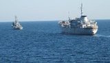 Украинские военные корабли "Донбас" и "Корець" идут через Керченский пролив для усиления базы ВМС в Азовском море. ФОТО