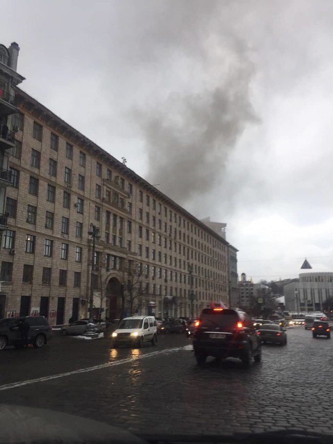 Пожар в центре Киева: огонь охватил историческое здание, пламя удалось локализировать 09