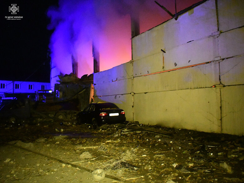 Оккупанты ночью ударили ракетами по Николаеву, попали в складские помещения, возник пожар 04