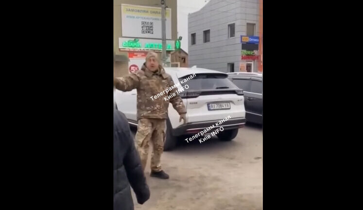 "Вы выбрали клоуна, уверен, что вы за него голосовали", - представитель ТЦК Фастовщины поскандалил с женщиной из-за мобилизации. ВИДЕО