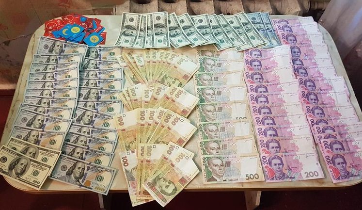 Прикордонники в зоні ООС навимагали з перевізників хабарів на 600 тис. грн і погоріли під час одержання чергової суми. ФОТО