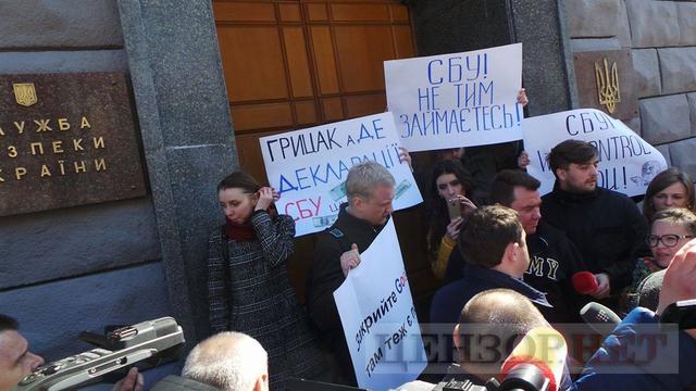 Узбагойте СБУшників, поки вони не обшукали Google: активисты и сотрудники ИТ-компании YouControl, в которой прошли обыски, пикетировали СБУ 01