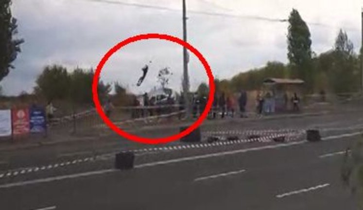 Під час автоперегонів у Черкасах збили глядача. ВIДЕО