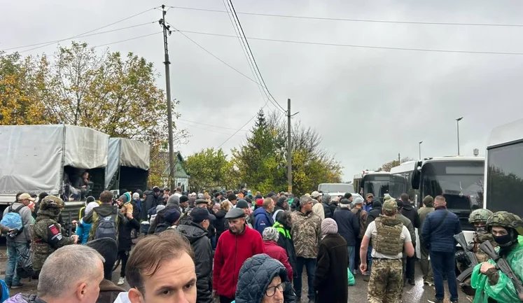 Гуманітарна операція в Олешках триває: підготували транспорт для евакуації, - Буданов. ФОТО