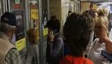 5 станцій на синій лінії Київського метрополітену закрито через падіння людини на колії. ВIДЕО