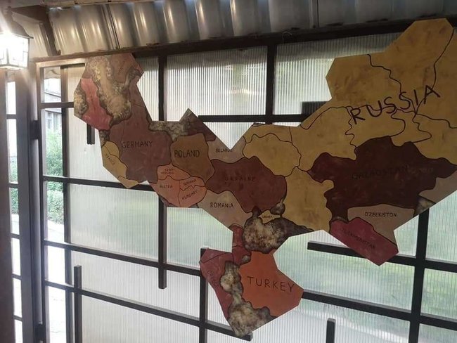 Зрада пришла откуда не ждали: в популярном ресторане Каменского на стенде захваченный Крым отнесли к территории РФ 02 Зрада пришла откуда не ждали: в популярном ресторане Каменского на стенде захваченный Крым отнесли к территории РФ 02