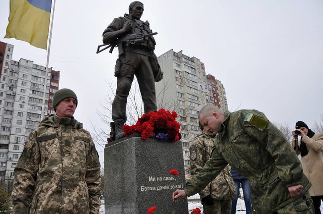 Учасники АТО та мешканці Києва поклали на Троєщині квіти до памятника Воїну-добровольцю 26