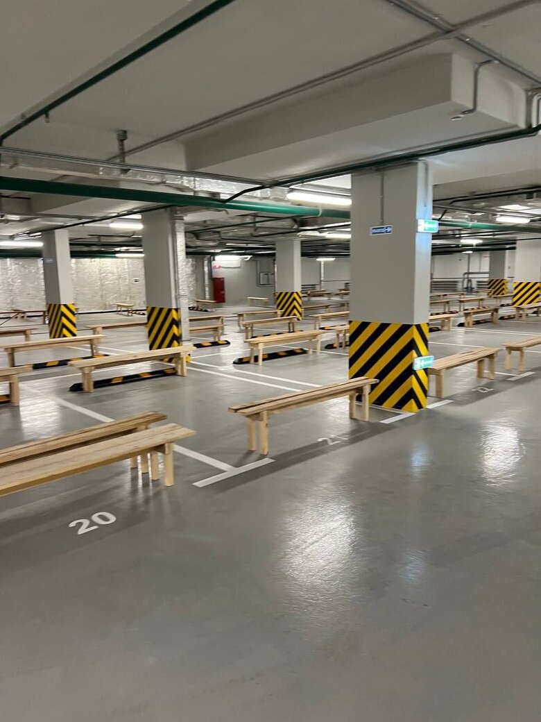 В підвалах московських багатоповерхівок встановлюють лавки, а на вулицях - гучномовці 02
