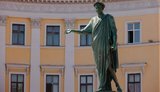 В Одессе демонтировали защитную конструкцию с памятника Дюку де Ришелье. ФОТОРЕПОРТАЖ