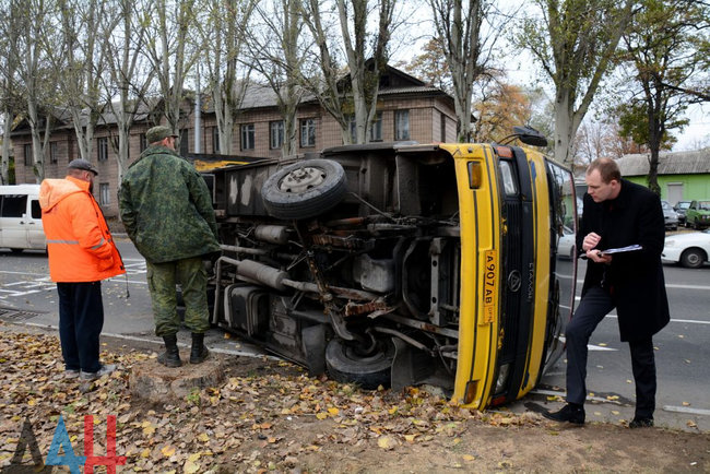 В окупованій Макіївці перекинувся автобус, є постраждалі 04