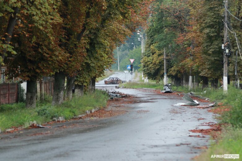 Звільнений Святогірськ: розбомблені будинки, покинуті автівки та боєприпаси 01