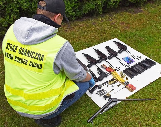 Контрабандистов, поставлявших оружие в Украину, задержали в Польше 04