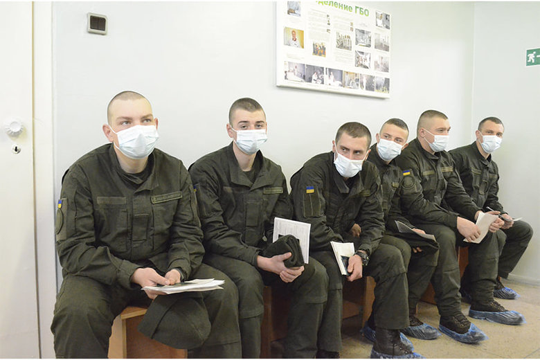Более 40 литров крови сдали военнослужащие для пострадавших в результате стрельбы на Южмаше, - Нацгвардия 05