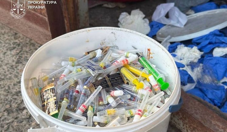 Шприци, голки та леза скальпелів: у Києві на складі виявили небезпечні медвідходи, розпочато розслідування. ФОТОрепортаж
