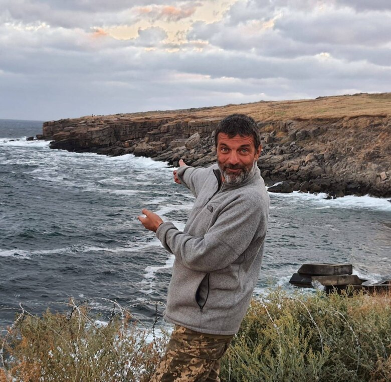 Сестра пораненого морського піхотинця з Азовсталі Михайла Діанова Альона: Ще на початку березня ми дізналися, що брата поранено в обидві ноги, а в правій руці постраждала і кістка. Чи отримує він медичну допомогу зараз у полоні - ми не знаємо 08