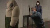"Робота з людьми - мрія мого дитинства", - капітан Росгвардії розповідає про себе на тлі старанного побиття кийком тренувального манекена. ВIДЕО