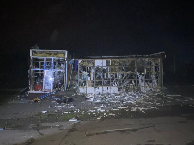 Последствия ракетных ударов по Днепру: есть погибшие и раненые, разрушены дома, изуродован рынок 04