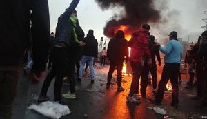 Через підвищення цін на бензин спалахнули масові заворушення в Ірані, убито поліцейського. ФОТО