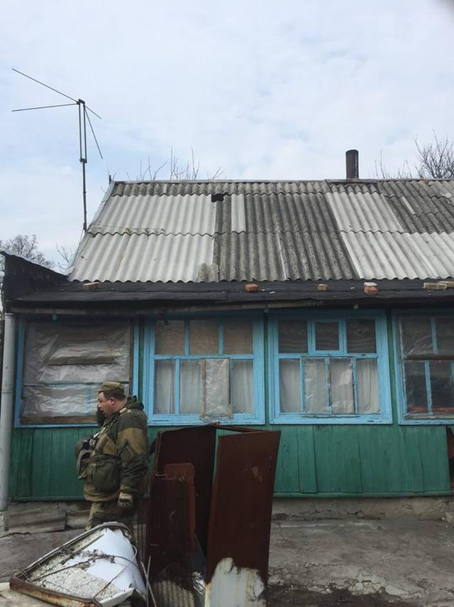 Черговий обстріл бойовиками Авдіївки: мінометний снаряд влучив у житловий будинок, - Нацполіція 04