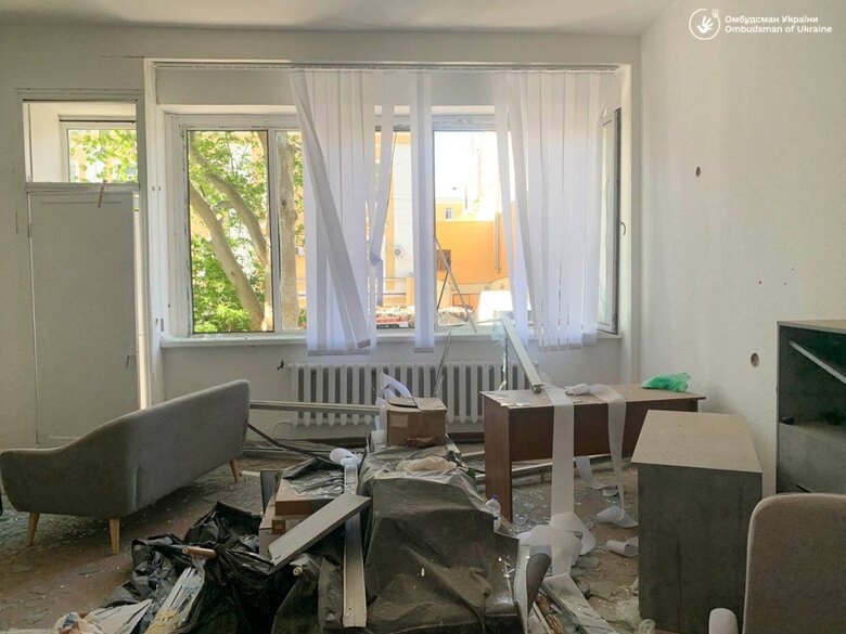 Представництво уповноваженого ВРУ з прав людини в Одесі після атаки РФ 30 квітня 2024 року.