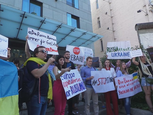 Страсбург-2019 = Мюнхен-1938 - активісти в Києві пікетували посольства країн, делегації яких повернули РФ в ПАРЄ 10