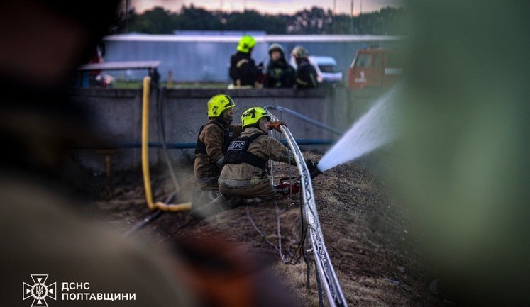 Росіяни вночі атакували підприємство на Полтавщині: виникла пожежа. ФОТОрепортаж