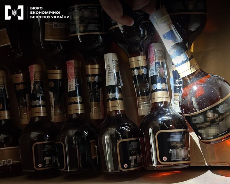 Підробний Закарпатський: БЕБ виявило масштабне виробництво фальсифікованого коньяку 02 Підробний Закарпатський: БЕБ виявило масштабне виробництво фальсифікованого коньяку 02