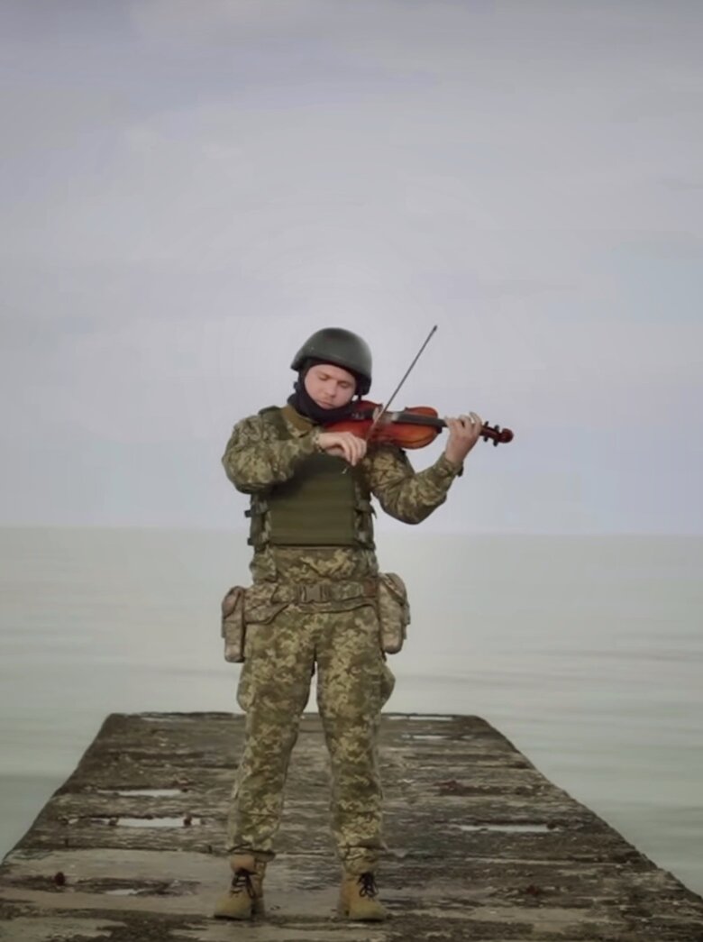 Скрипаль і військовослужбовець Мойсей Бондаренко: У роботі з АК немає нічого складного. Я кілька разів його ретельно почистив, вивчив, пройшов тактичні заняття і все! Він тепер, як друга скрипка 03