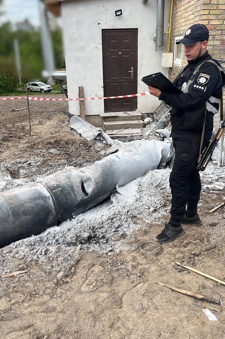 Обломки вражеских ракет в Киевской области: есть частичные разрушения гражданской инфраструктуры 06