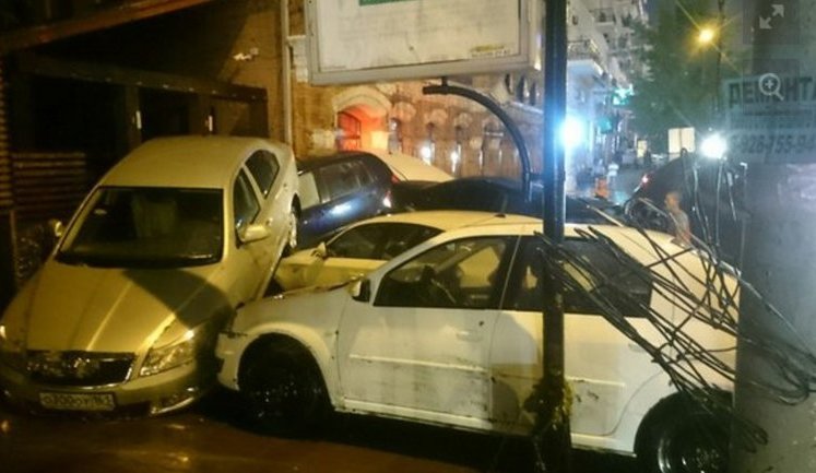 Російський Ростов накрила гроза - в місті підтоплені десятки машин, загинула людина. ФОТОрепортаж+ВІДЕО