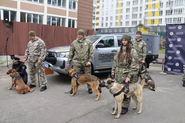Нідерланди передали Україні 11 собак-саперів 06