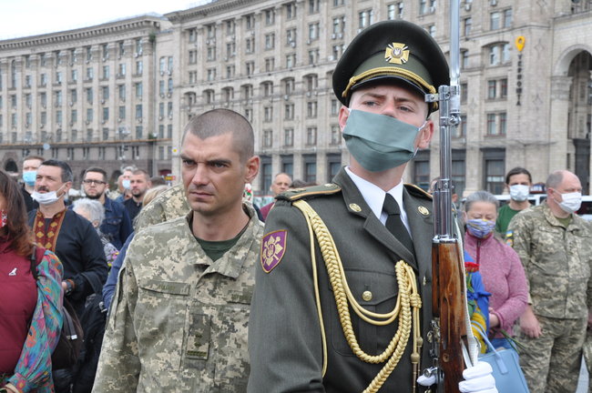 С погибшим Героем Украины Тарасом Матвиивым простились на Майдане Незалежности в Киеве 03