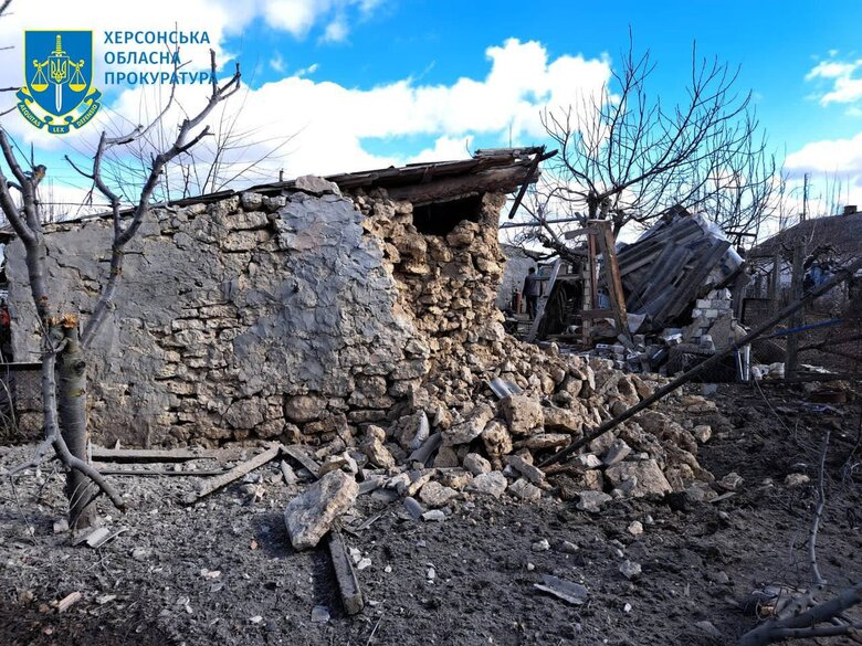 Наслідки ворожого обстрілу Херсонщини, внаслідок якого загинуло троє цивільних 02