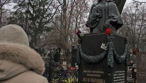Пам'ятник на могилі Лесі Українки в Києві сплюндрували напередодні дня народження поетеси. ФОТО