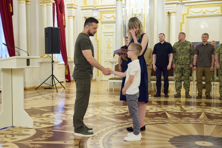 Зеленський вручив ордени Золота Зірка рідним загиблих воїнів, удостоєних звання Героя України 11