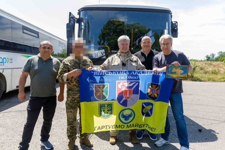 Порошенко передав автобуси військовій академії в Одесі