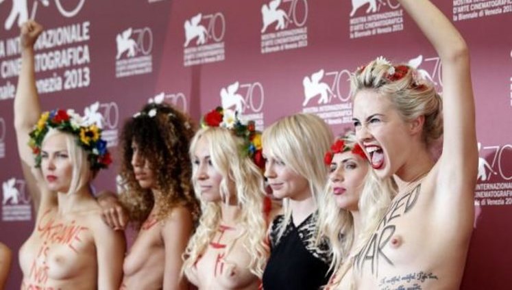Голые FEMEN в Италии вновь орали про "Украину" и "бордель". ФОТОрепортаж