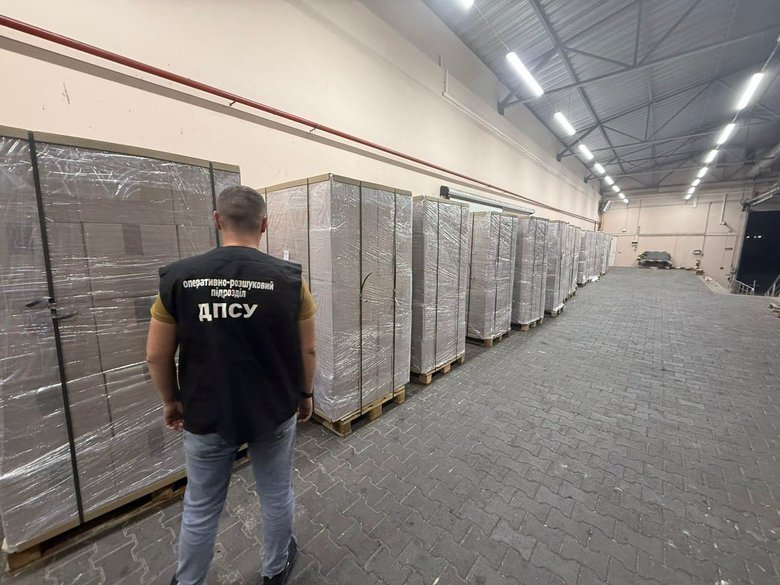Під полуницею на кордоні з Молдовою намагалися вивезти контрабандні сигарети на понад 19 млн грн.