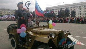 Сепаратисти провели першотравневі ходи у Донецьку та Луганську. ФОТОрепортаж