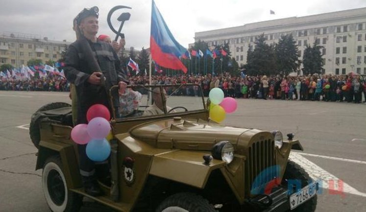 Сепаратисти провели першотравневі ходи у Донецьку та Луганську. ФОТОрепортаж