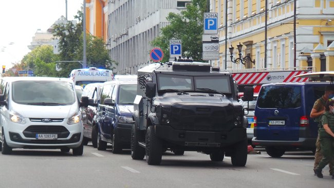 Захват банка в Киеве: спецтранспорт, нацгвардейцы, спецназ 10